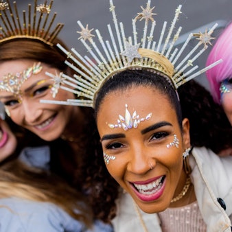 Karnevalistinnen feiern in der Altstadt die Eröffnung des Straßenkarnevals auf dem Alter Markt. (Archivbild)