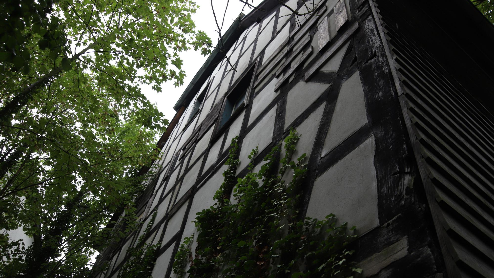 Die Fachwerkfassade von der Gartenseite. Vor lauter Grün ist von der Straße aus kaum noch was zu sehen von Balken und Gefachen.