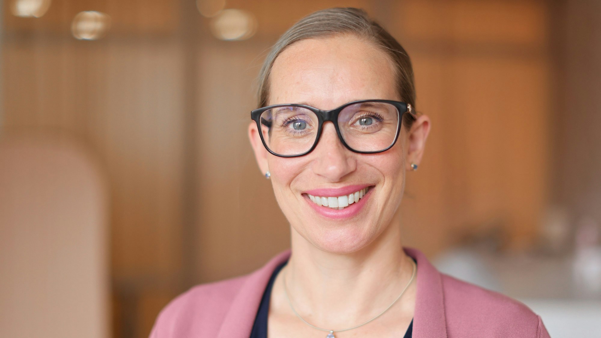 Die Kölner Ärztin Pirkko Schuppan, aufgenommen in ihrer Praxis am Alter Markt in Köln.