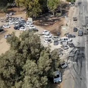 Ein Ausschnitt aus einem Video, das am 9. Oktober 2023 auf dem Telegram-Kanal „South First Responders“ veröffentlicht wurde, zeigt die Folgen eines Angriffs auf das Supernova-Musikfestival durch militante Palästinenser in der Nähe des Kibbutz Reim in der Negev-Wüste im Süden Israels am 8. Oktober. Ganz in der Nähe soll auch eine Studentin aus Berlin getötet worden sein.