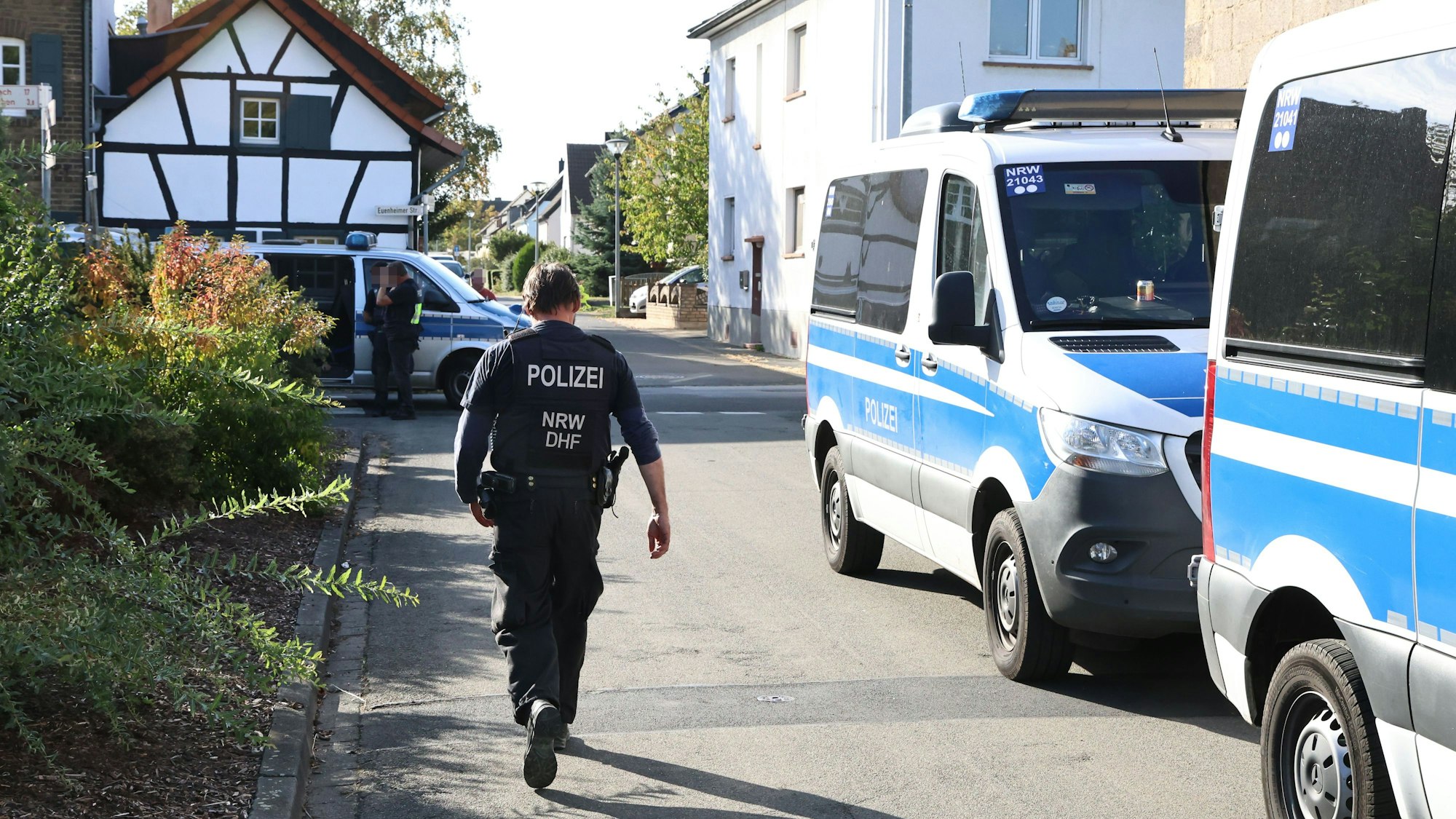 Mehrere Polizeiwagen sind auf der Straße geparkt.