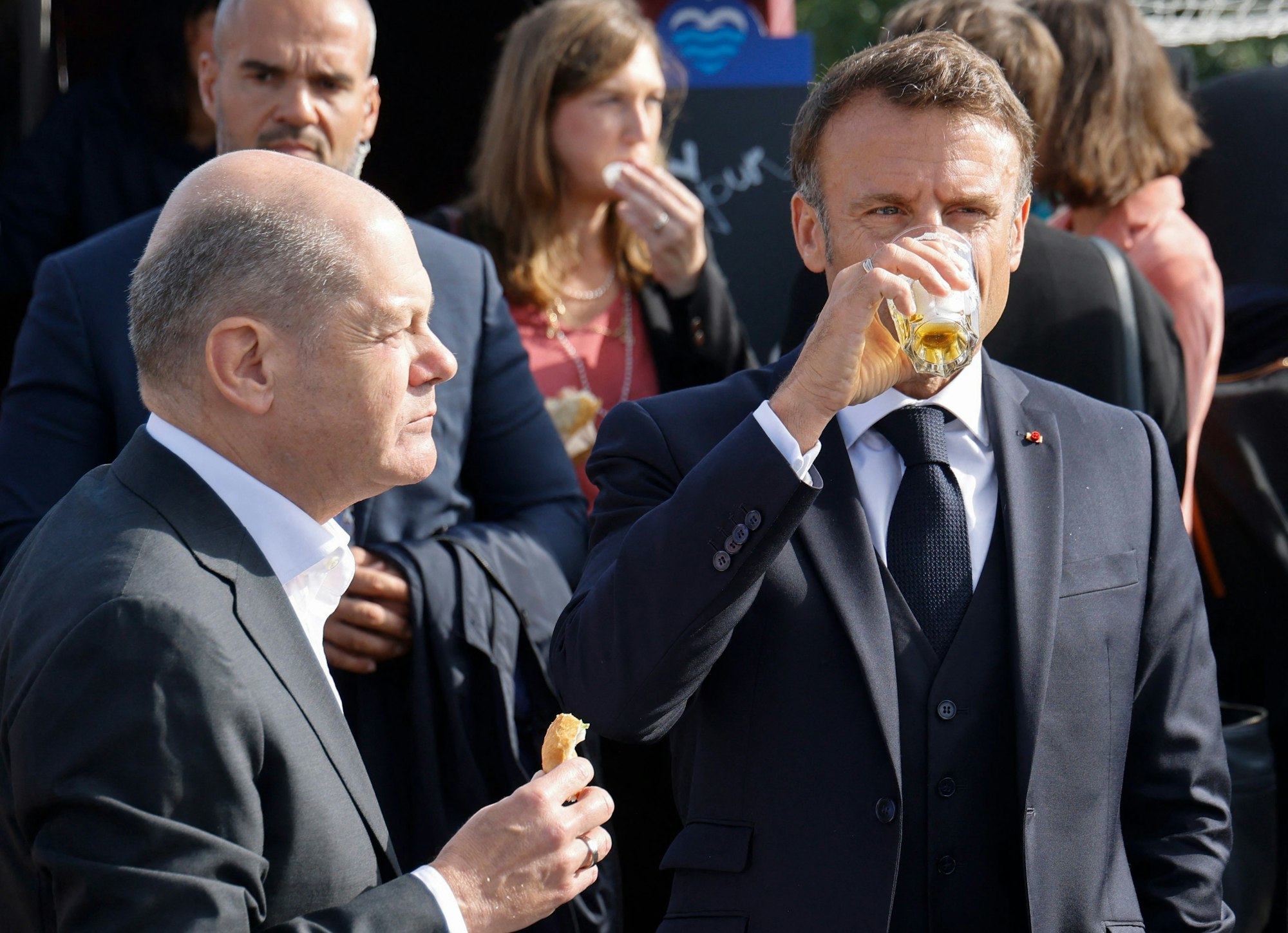 Olaf Scholz (l.) mit dem französischen Präsidenten Emmanuel Macron an einer Fischbude in Hamburg.