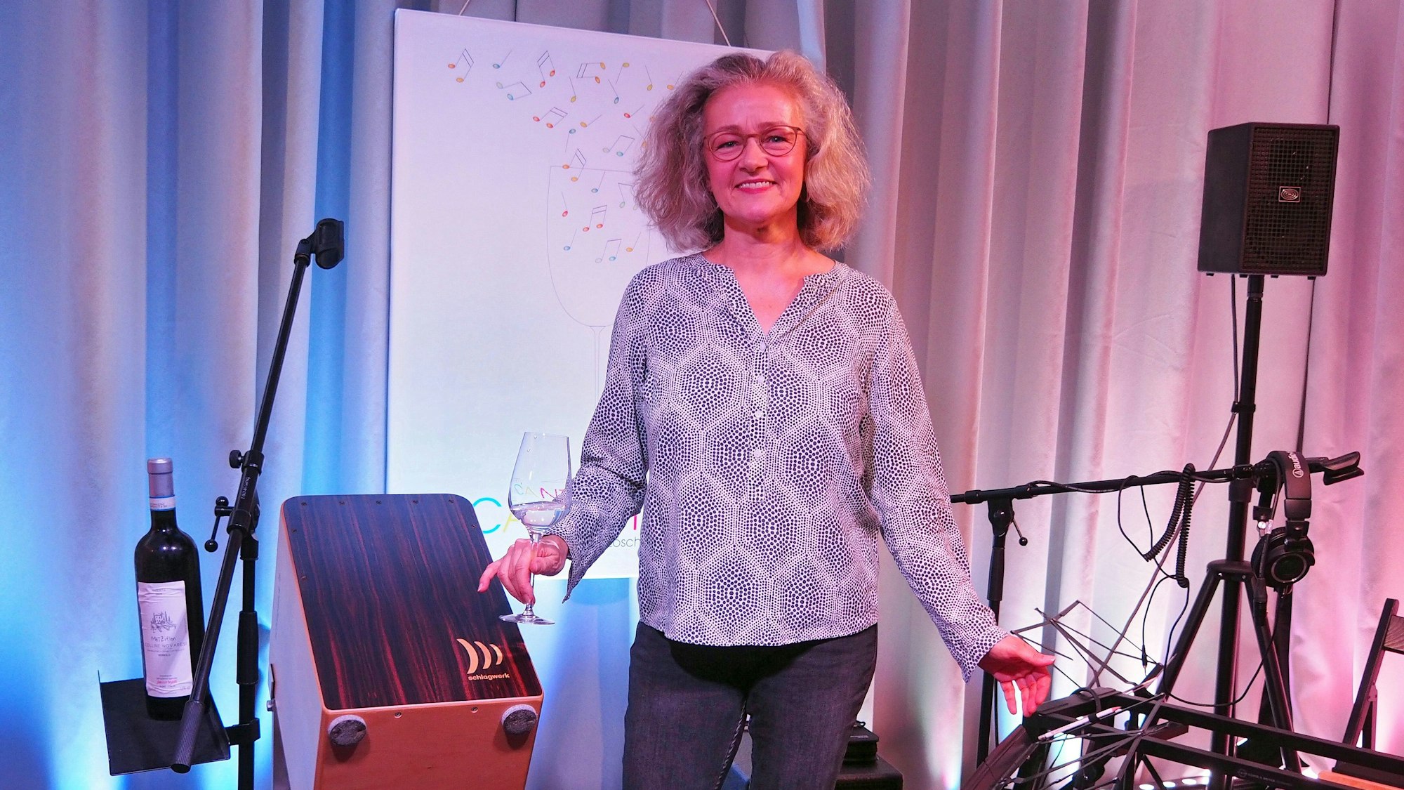 Die Sängerin auf der Bühne.