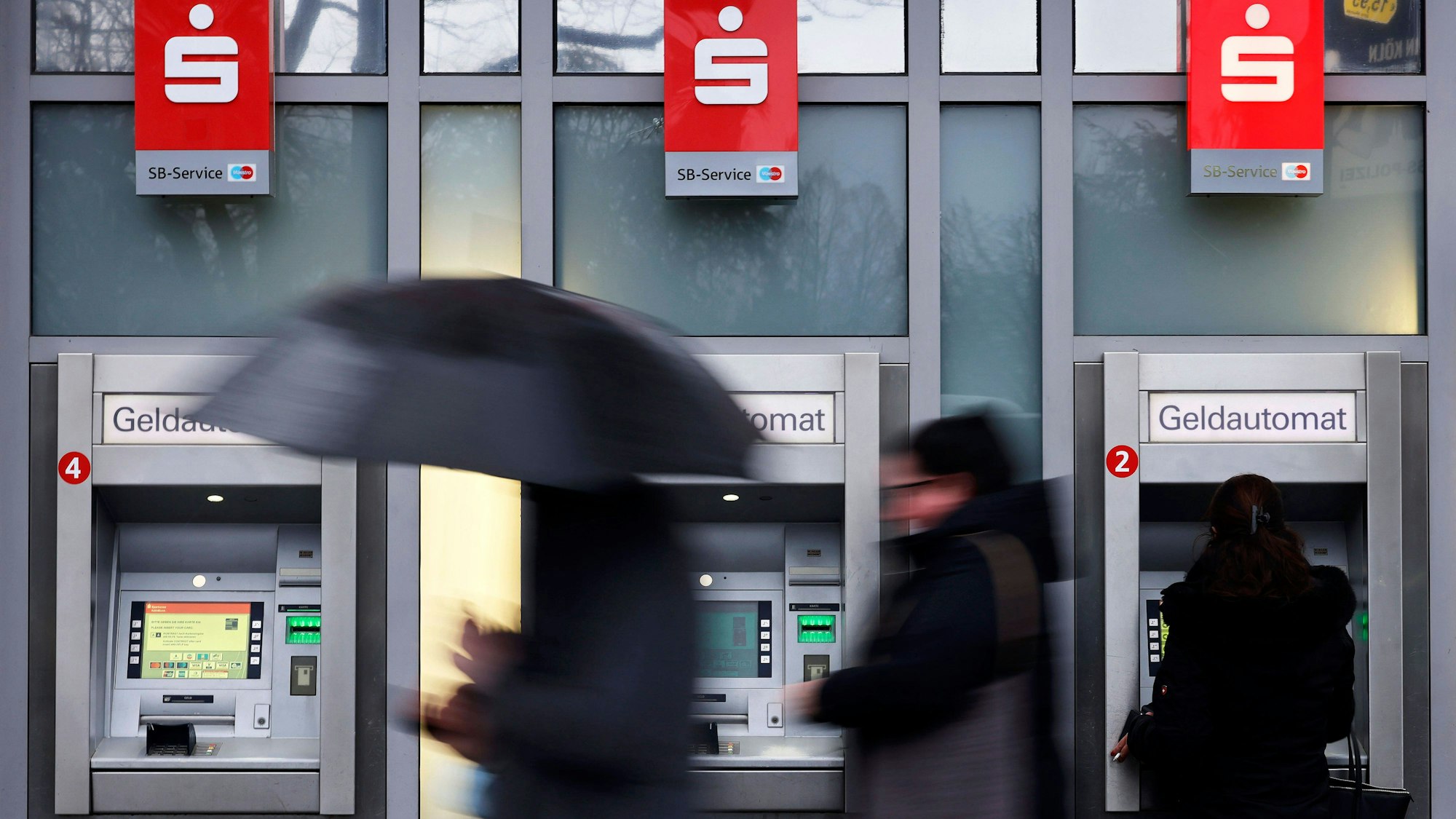 Die Kreissparkasse Köln hat den größten Sprung gemacht, doch zwei andere Kölner Banken sind noch deutlich teurer beim Dispo.