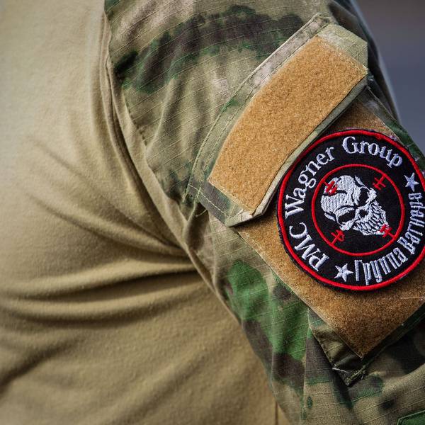 Ein Kämpfer der Privatarmee Wagner, die für Wladimir Putin und Russland in der Ukraine kämpft, trägt ein Logo-Patch am Arm. (Symbolbild)