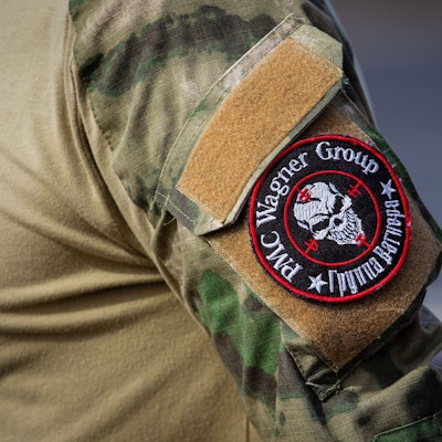 Ein Kämpfer der Privatarmee Wagner, die für Wladimir Putin und Russland in der Ukraine kämpft, trägt ein Logo-Patch am Arm. (Symbolbild)