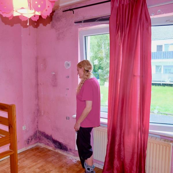 Die Wände des Kinderzimmers weisen schwarzen Schimmelbefall auf.