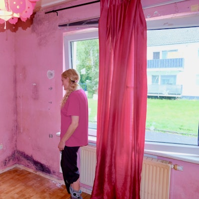 Die Wände des Kinderzimmers weisen schwarzen Schimmelbefall auf.