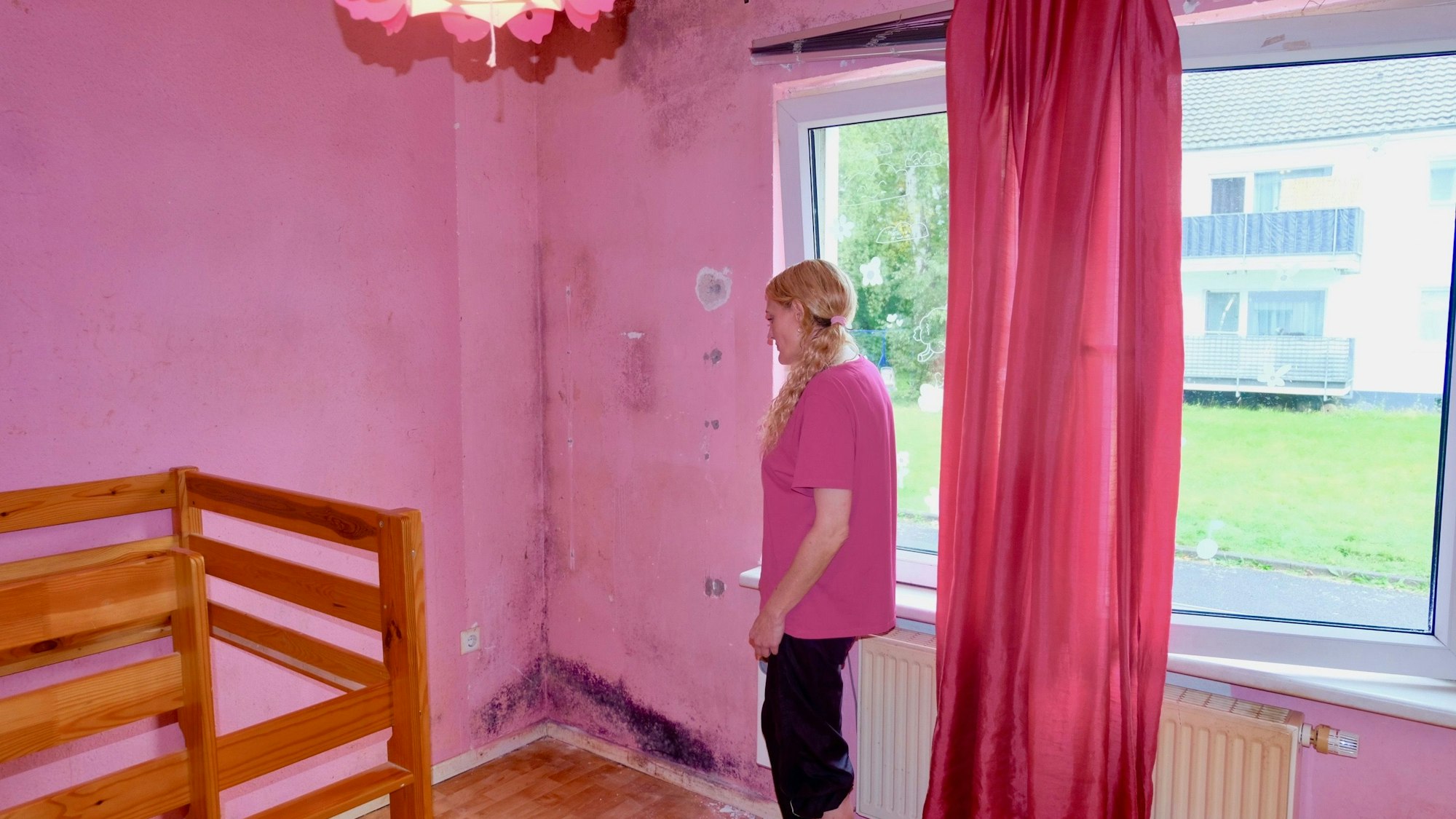 Die Wände des Kinderzimmers weisen schwarzen Schimmelbefall auf.