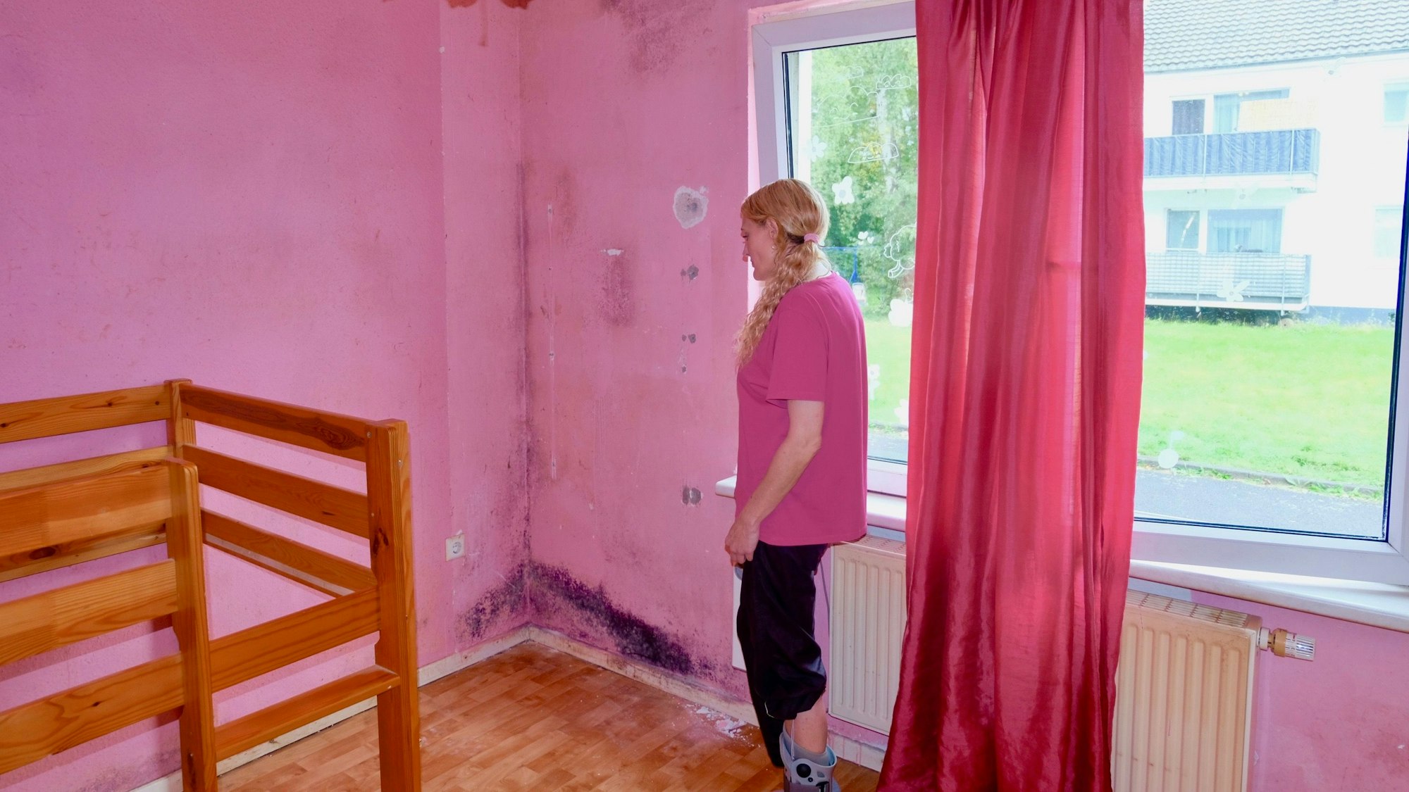 Die Wände des Kinderzimmers weisen schwarzen Schimmelbefall auf.