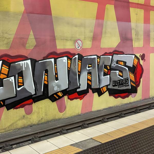 Ein Graffito der FC-Ultra-Gruppierung Coloniacs prangt an der KVB-Haltestelle Leyendeckerstraße in Köln-Ehrenfeld.