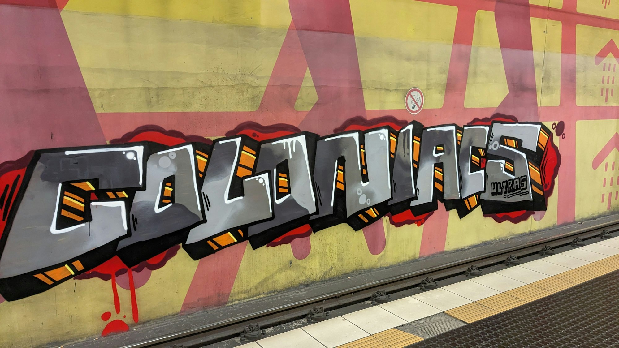 Ein Graffito der FC-Ultra-Gruppierung Coloniacs prangt an der KVB-Haltestelle Leyendeckerstraße in Köln-Ehrenfeld.