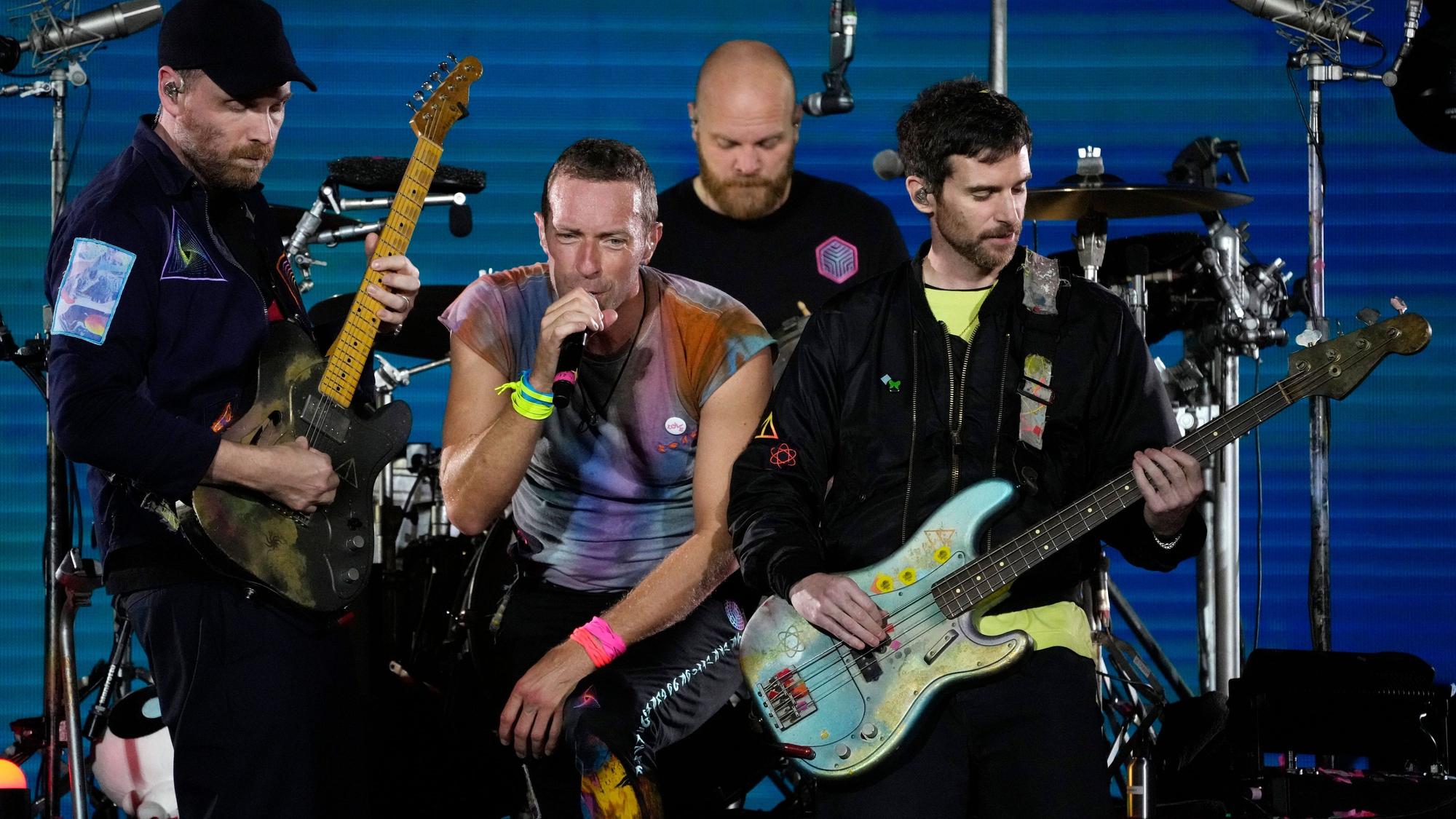 Jonny Buckland (l-r), Chris Martin, Will Champion und Guy Berryman von der Band Coldplay treten Ende September 2023 im Rose Bowl in Pasadena, Kalifornien, auf.