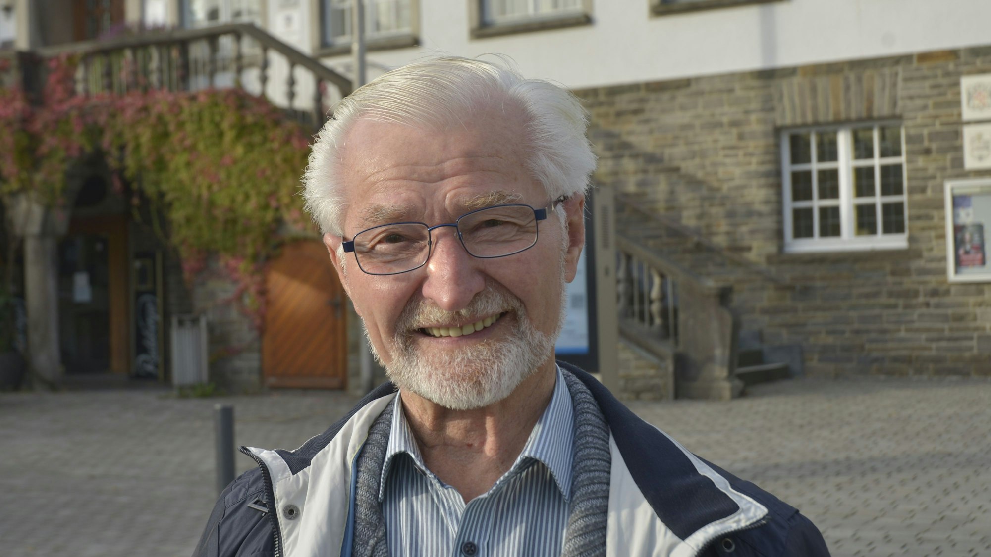 Ein älterer Mann im Porträt.