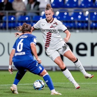 v.li.: Michaela Specht TSG, 6, Nikola Karczewska B04, 9, Zweikampf, Spielszene, Duell, duel, tackle, tackling, Dynamik, Action, Aktion, 09.10.2023, Sinsheim Hoffenheim Deutschland, Fussball, Google Pixel Frauen-Bundesliga, TSG 1899 Hoffenheim - Bayer 04 Leverkusen, 09.10.2023, Sinsheim Hoffenheim Deutschland, Fussball, Google Pixel Frauen-Bundesliga, TSG 1899 Hoffenheim - Bayer 04 Leverkusen, DFB/DFL REGULATIONS PROHIBIT ANY USE OF PHOTOGRAPHS AS IMAGE SEQUENCES AND/OR QUASI-VIDEO. *** v li Michaela Specht TSG, 6 , Nikola Karczewska B04, 9 , duel, duel scene, duel, tackle, tackling, dynamic, action, action, 09 10 2023, Sinsheim Hoffenheim Germany , football, Google Pixel Frauen Bundesliga, TSG 1899 Hoffenheim Bayer 04 Leverkusen, 09 10 2023, Sinsheim Hoffenheim Germany , Football, Google Pixel Women Bundesliga, TSG 1899 Hoffenheim Bayer 04 Leverkusen, DFB DFL REGULATES PROHIBIT ANY USE OF PHOTOGRAPHS AS IMAGE SEQUENCES AND OR QUASI VIDEO xozx