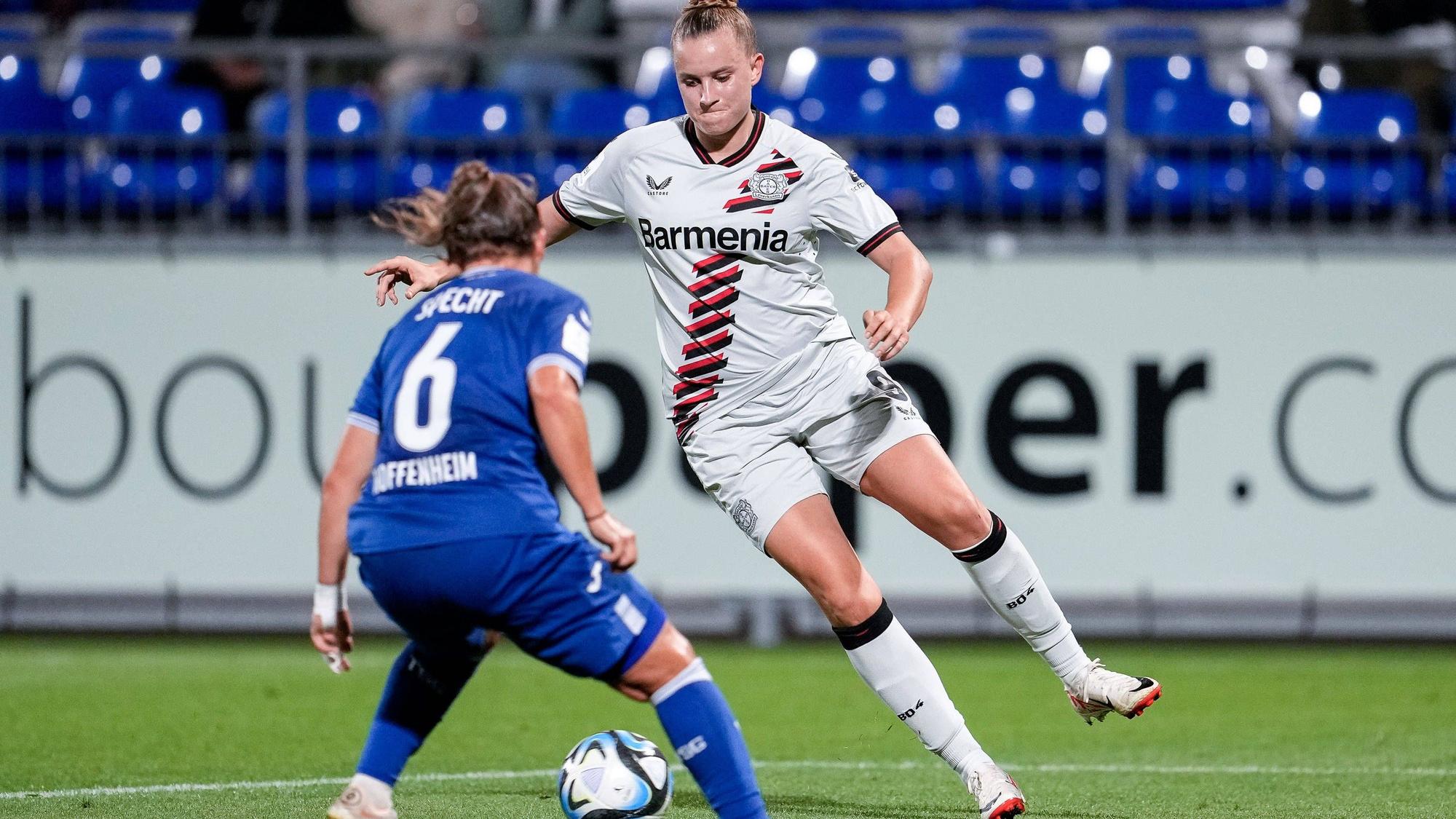 v.li.: Michaela Specht TSG, 6, Nikola Karczewska B04, 9, Zweikampf, Spielszene, Duell, duel, tackle, tackling, Dynamik, Action, Aktion, 09.10.2023, Sinsheim Hoffenheim Deutschland, Fussball, Google Pixel Frauen-Bundesliga, TSG 1899 Hoffenheim - Bayer 04 Leverkusen, 09.10.2023, Sinsheim Hoffenheim Deutschland, Fussball, Google Pixel Frauen-Bundesliga, TSG 1899 Hoffenheim - Bayer 04 Leverkusen, DFB/DFL REGULATIONS PROHIBIT ANY USE OF PHOTOGRAPHS AS IMAGE SEQUENCES AND/OR QUASI-VIDEO. *** v li Michaela Specht TSG, 6 , Nikola Karczewska B04, 9 , duel, duel scene, duel, tackle, tackling, dynamic, action, action, 09 10 2023, Sinsheim Hoffenheim Germany , football, Google Pixel Frauen Bundesliga, TSG 1899 Hoffenheim Bayer 04 Leverkusen, 09 10 2023, Sinsheim Hoffenheim Germany , Football, Google Pixel Women Bundesliga, TSG 1899 Hoffenheim Bayer 04 Leverkusen, DFB DFL REGULATES PROHIBIT ANY USE OF PHOTOGRAPHS AS IMAGE SEQUENCES AND OR QUASI VIDEO xozx