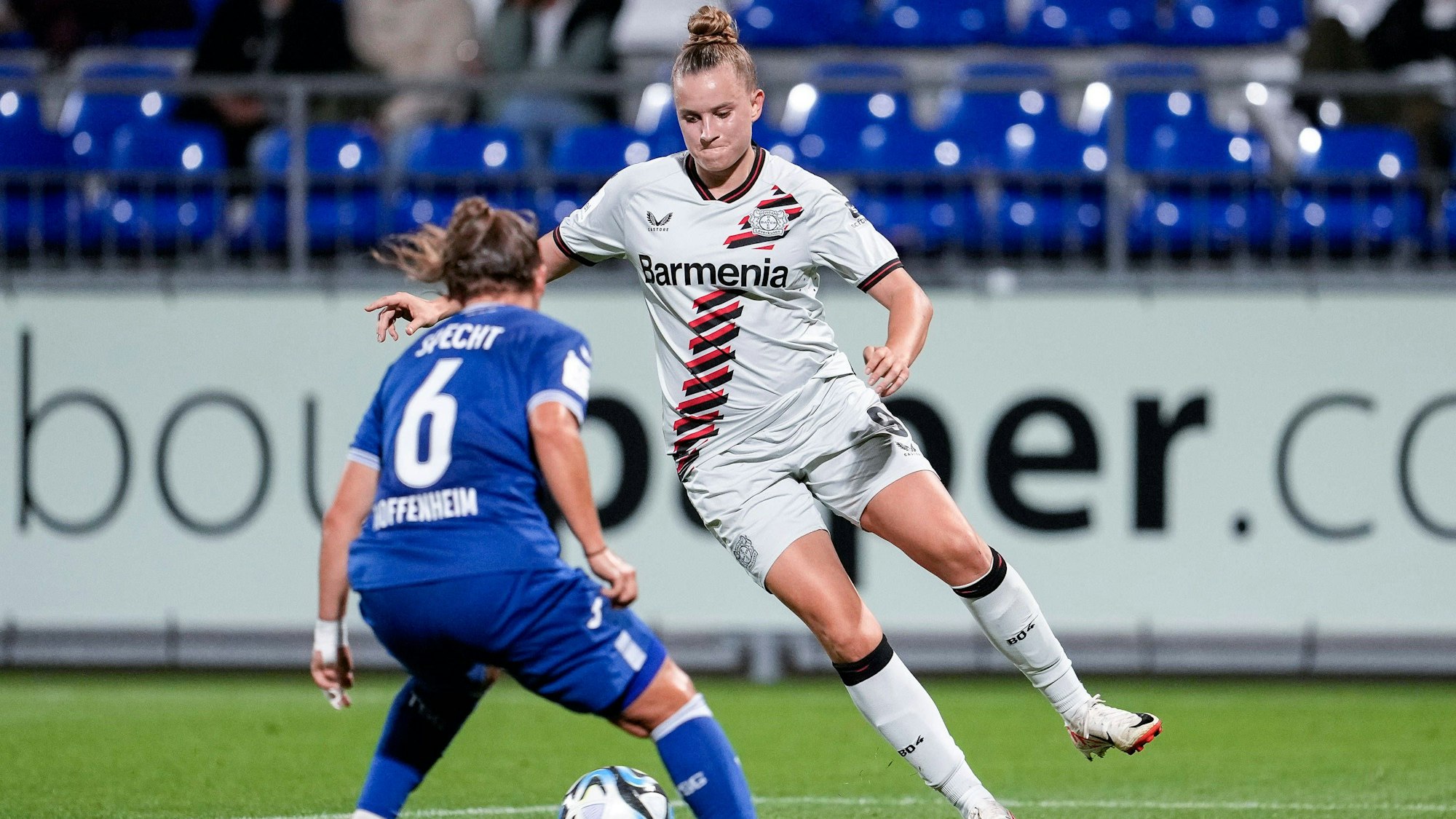 v.li.: Michaela Specht TSG, 6, Nikola Karczewska B04, 9, Zweikampf, Spielszene, Duell, duel, tackle, tackling, Dynamik, Action, Aktion, 09.10.2023, Sinsheim Hoffenheim Deutschland, Fussball, Google Pixel Frauen-Bundesliga, TSG 1899 Hoffenheim - Bayer 04 Leverkusen, 09.10.2023, Sinsheim Hoffenheim Deutschland, Fussball, Google Pixel Frauen-Bundesliga, TSG 1899 Hoffenheim - Bayer 04 Leverkusen, DFB/DFL REGULATIONS PROHIBIT ANY USE OF PHOTOGRAPHS AS IMAGE SEQUENCES AND/OR QUASI-VIDEO. *** v li Michaela Specht TSG, 6 , Nikola Karczewska B04, 9 , duel, duel scene, duel, tackle, tackling, dynamic, action, action, 09 10 2023, Sinsheim Hoffenheim Germany , football, Google Pixel Frauen Bundesliga, TSG 1899 Hoffenheim Bayer 04 Leverkusen, 09 10 2023, Sinsheim Hoffenheim Germany , Football, Google Pixel Women Bundesliga, TSG 1899 Hoffenheim Bayer 04 Leverkusen, DFB DFL REGULATES PROHIBIT ANY USE OF PHOTOGRAPHS AS IMAGE SEQUENCES AND OR QUASI VIDEO xozx