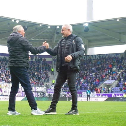 Trainer Pavel Dotchev Aue, rechts mit Trainer Olaf Janßen Köln Fußball 3.Liga 2022/23 Erzgebirge Aue - Viktoria Köln 1:1 am 29.4.2023 Erzgebirge Aue - Viktoria Köln *** Coach Pavel Dotchev Aue, right with coach Olaf Janßen Cologne Football 3 Liga 2022 23 Erzgebirge Aue Viktoria Cologne 1 1 on 29 4 2023 Erzgebirge Aue Viktoria Cologne