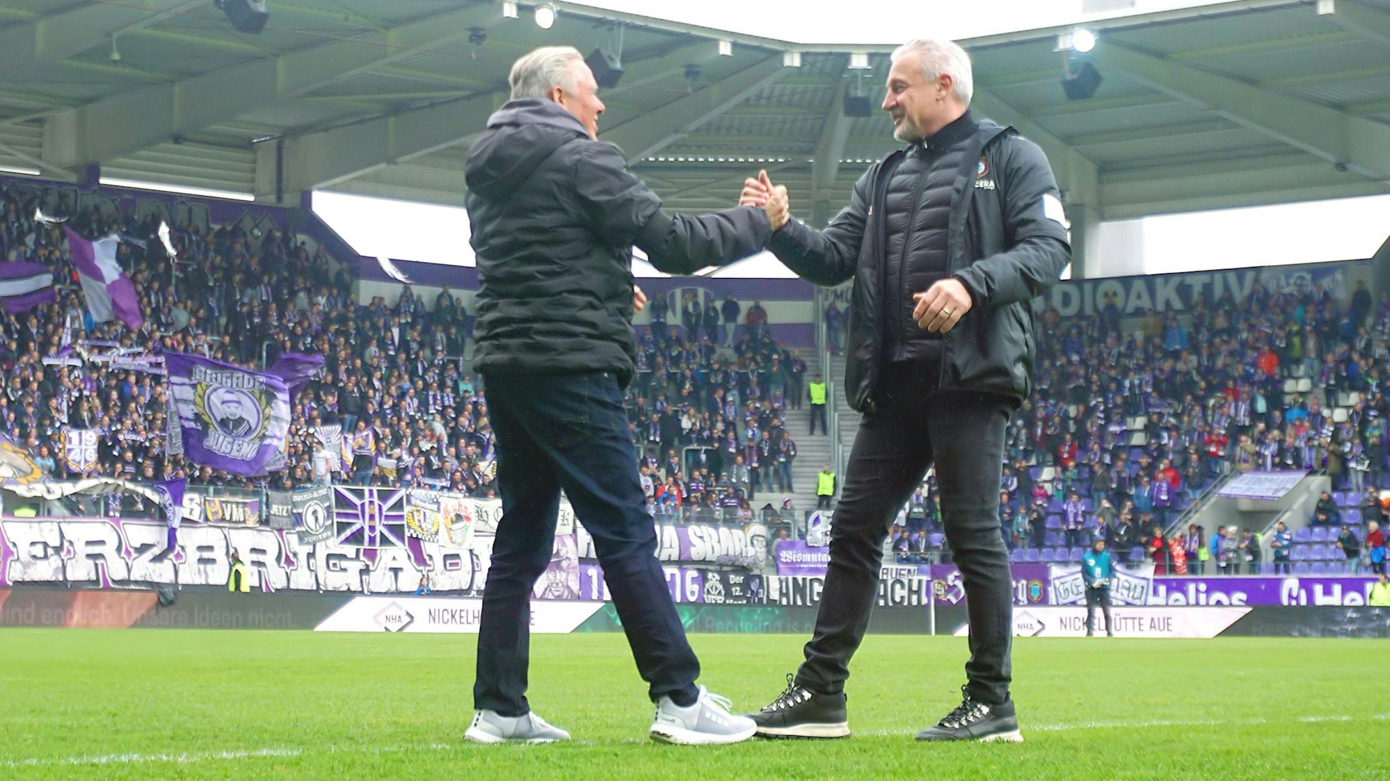 Trainer Pavel Dotchev Aue, rechts mit Trainer Olaf Janßen Köln Fußball 3.Liga 2022/23 Erzgebirge Aue - Viktoria Köln 1:1 am 29.4.2023 Erzgebirge Aue - Viktoria Köln *** Coach Pavel Dotchev Aue, right with coach Olaf Janßen Cologne Football 3 Liga 2022 23 Erzgebirge Aue Viktoria Cologne 1 1 on 29 4 2023 Erzgebirge Aue Viktoria Cologne