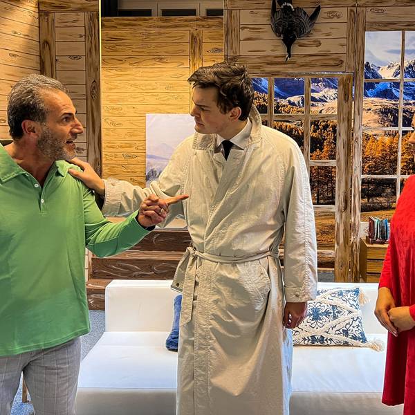 Die Frau, die behauptet Elisabeth Corban (r.) zu sein, wird gespielt von Anna Feldhoff. Im Mantel der Commissaire Levy, gespielt von Florian Mager, im grünen Hemd Georgios Politis als Daniel Corban und ganz in Schwarz der Bergpfarrer Abbé Maximin, verkörpert von Ralph Meisel.