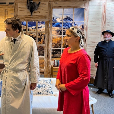 Die Frau, die behauptet Elisabeth Corban (r.) zu sein, wird gespielt von Anna Feldhoff. Im Mantel der Commissaire Levy, gespielt von Florian Mager, im grünen Hemd Georgios Politis als Daniel Corban und ganz in Schwarz der Bergpfarrer Abbé Maximin, verkörpert von Ralph Meisel.