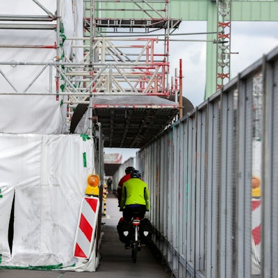 Radfahrer passieren eine Engstelle im Baustellenbereich auf der Rodenkirchener Brücke.