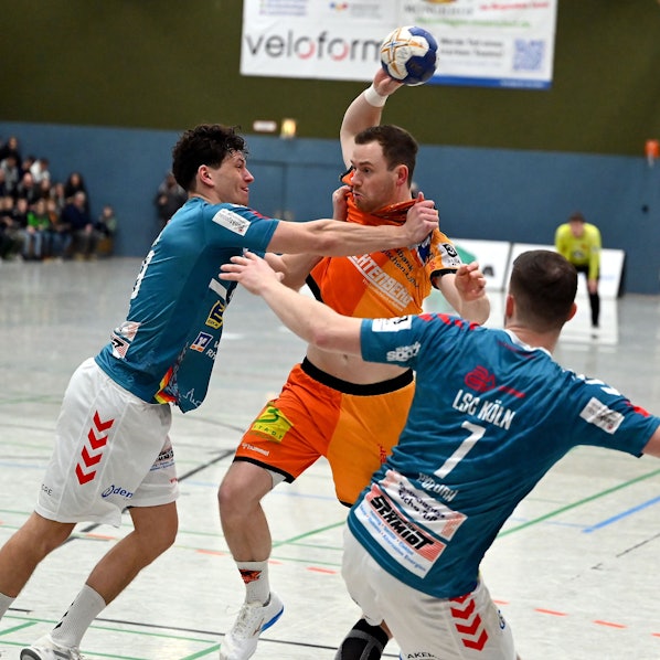24.03.2023, Handball-Bergische Panther - Longericher SC
links: Lukas Schulz (Longerich)
mitte: Justus Ueberholz (Panther)
Foto: Uli Herhaus