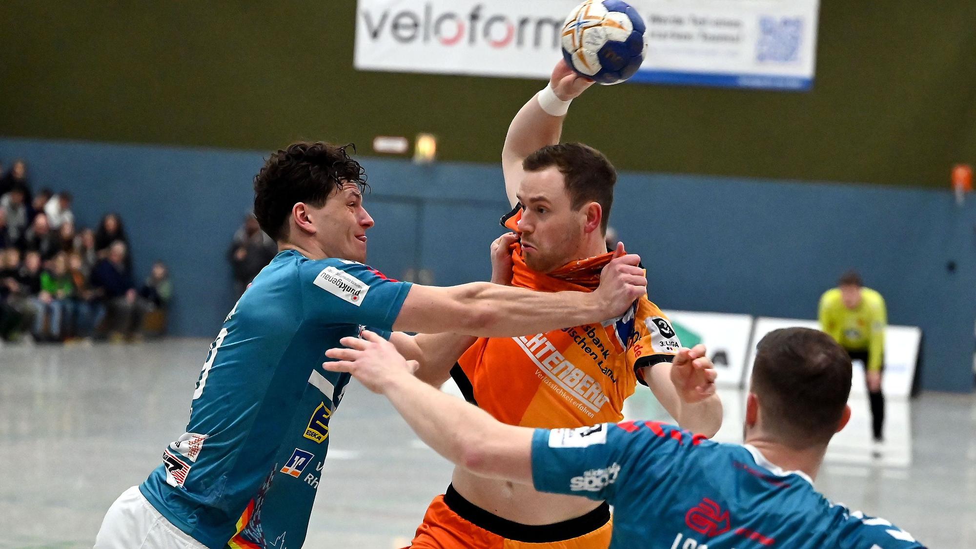 24.03.2023, Handball-Bergische Panther - Longericher SC
links: Lukas Schulz (Longerich)
mitte: Justus Ueberholz (Panther)
Foto: Uli Herhaus