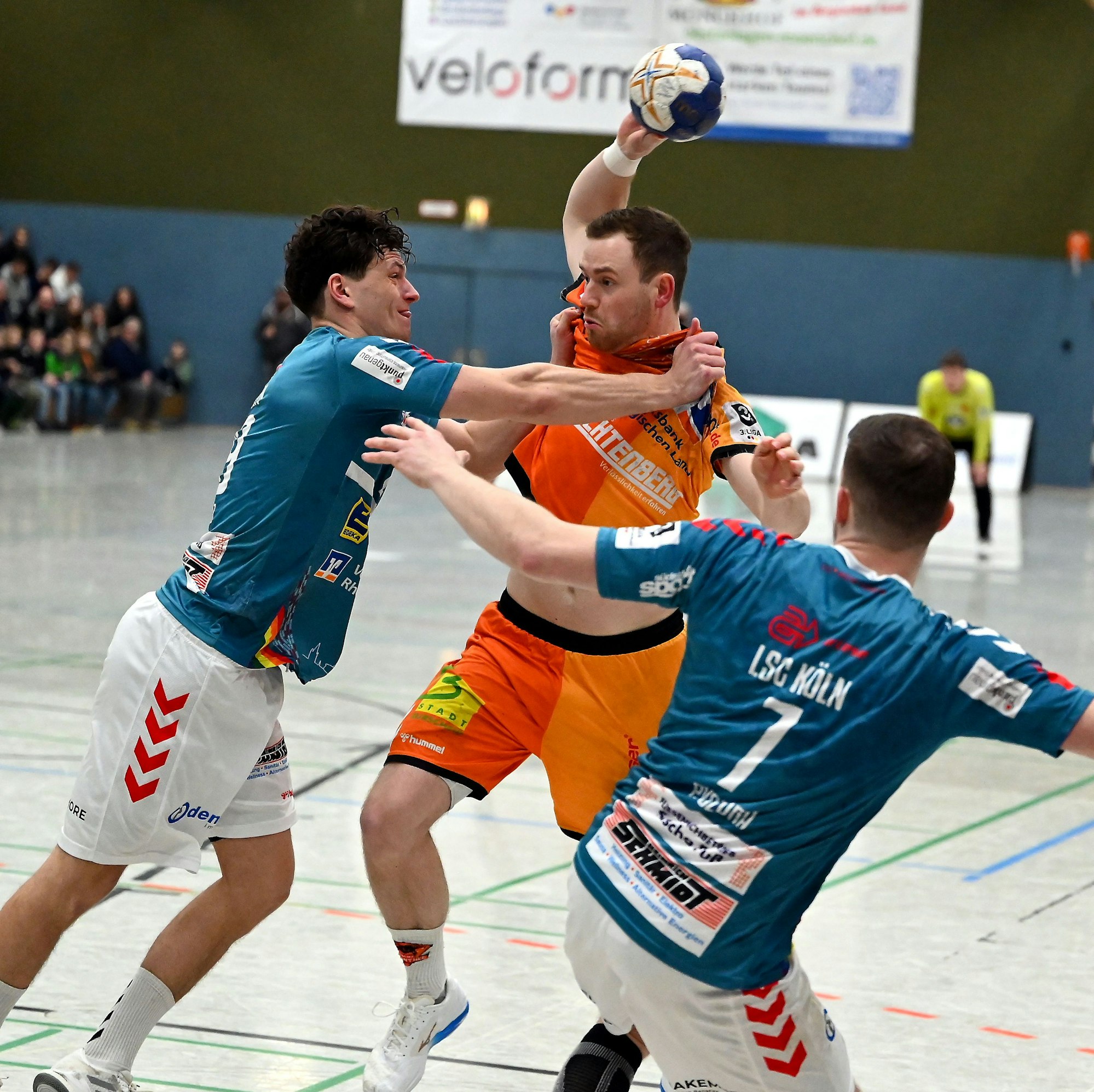 24.03.2023, Handball-Bergische Panther - Longericher SC
links: Lukas Schulz (Longerich)
mitte: Justus Ueberholz (Panther)
Foto: Uli Herhaus
