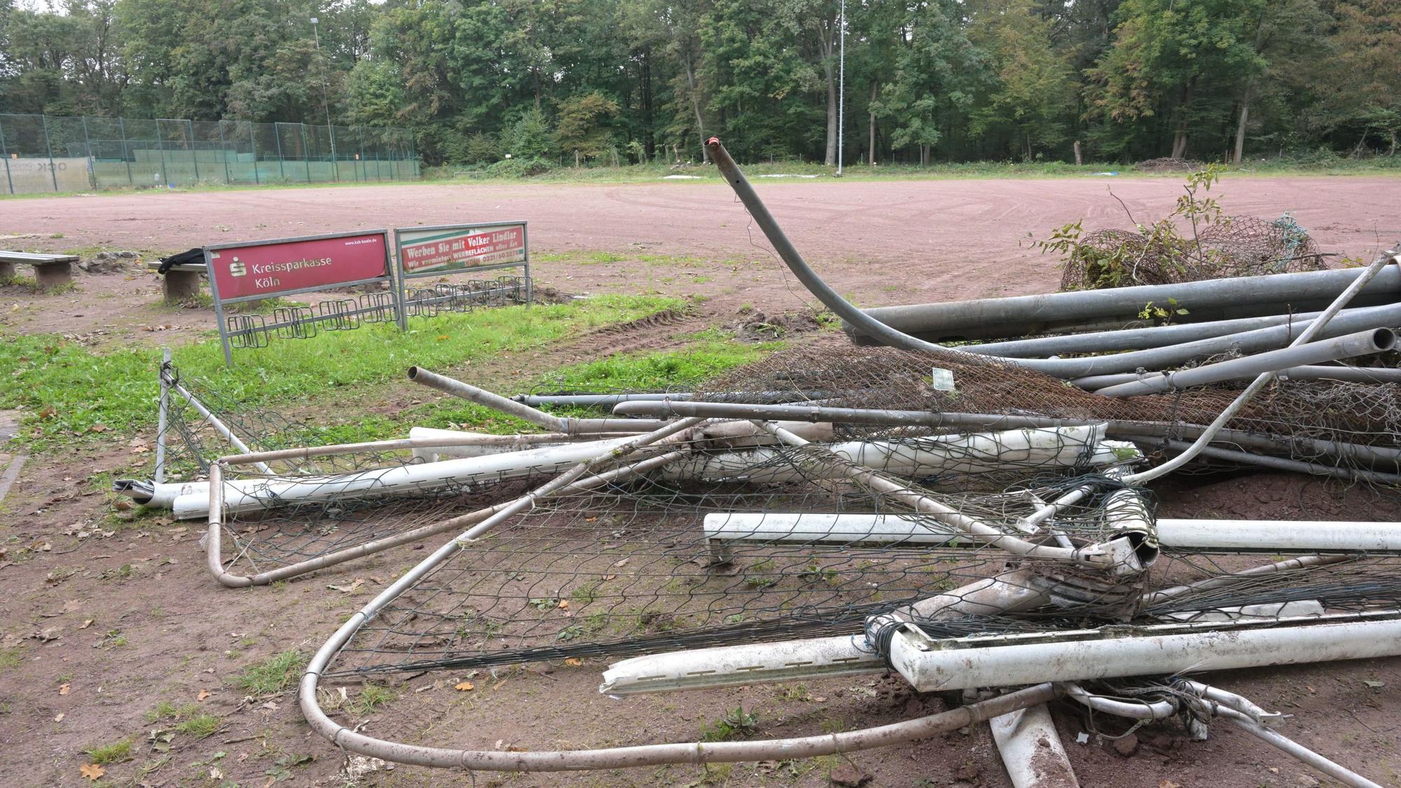 Teils aufgetürmt liegen die Stangen und Netze der Fußballtore auf dem Boden.