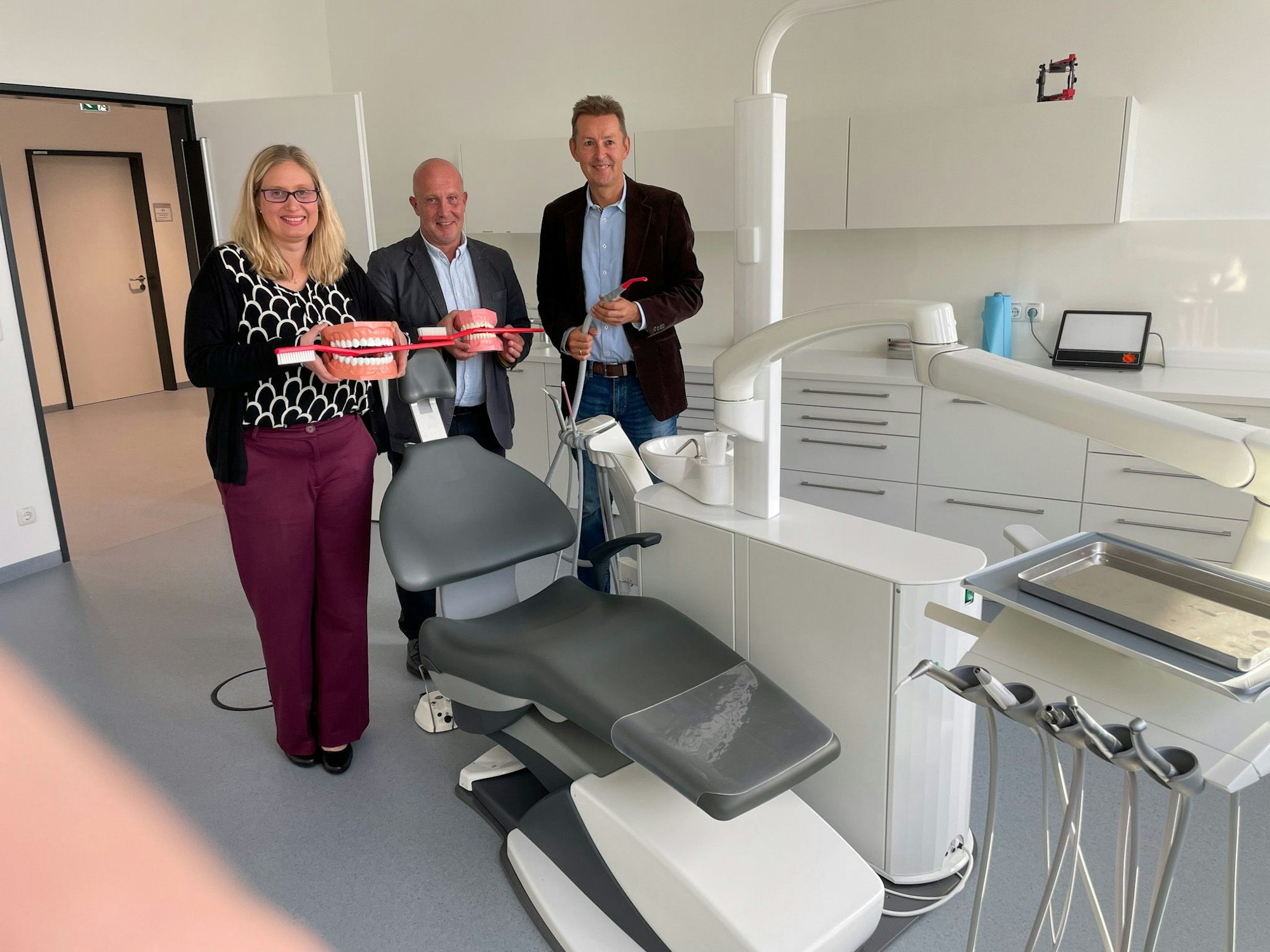 Amtsärztin Dr. Mirja Stevens und Torsten Rohde, Leiter der AOK-Geschäftsstelle Leverkusen und Mitglied im Arbeitskreis Zahngesundheit, freuen sich über die Eröffnung.