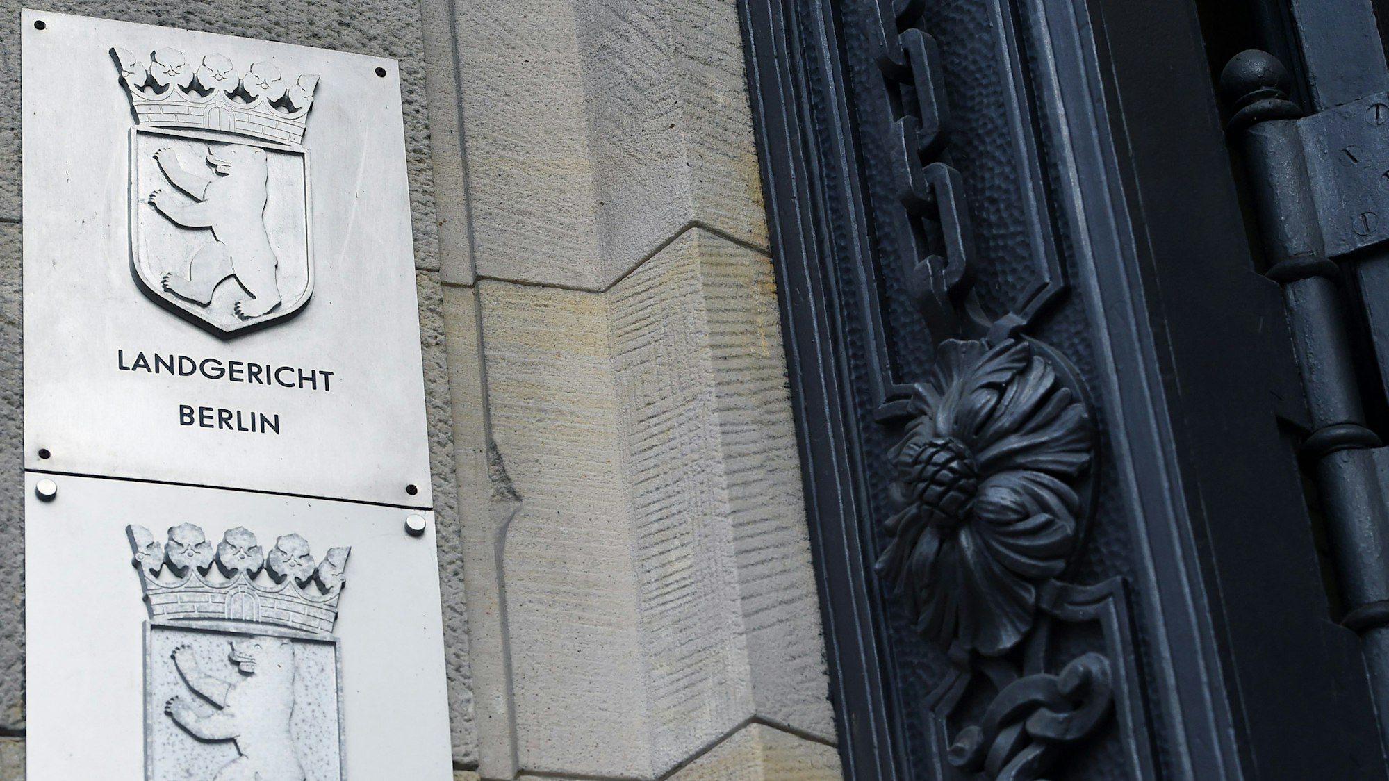 Schilder an der Fassade des Kriminalgerichts Moabit weisen die Staatsanwaltschaft Berlin und das Landgericht Berlin aus. (Symbolbild)