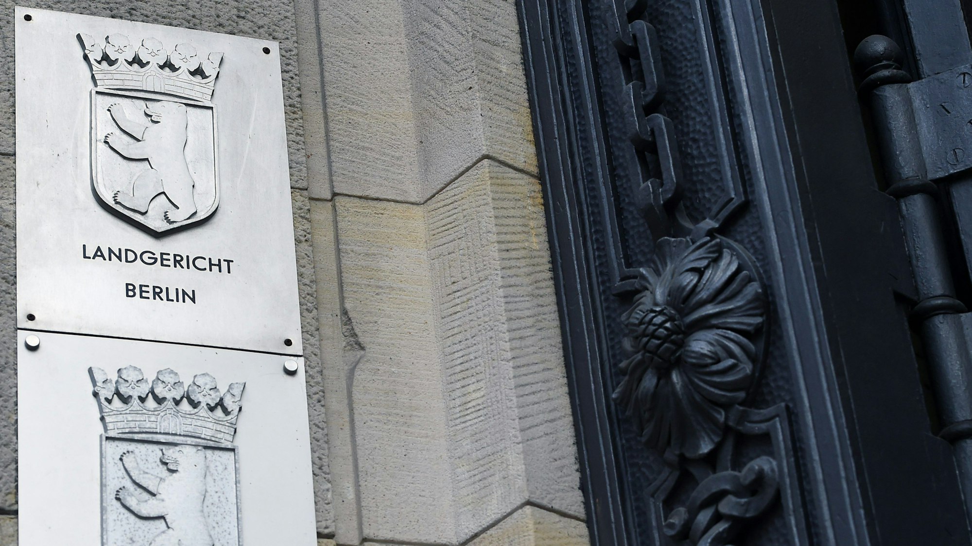 Schilder an der Fassade des Kriminalgerichts Moabit weisen die Staatsanwaltschaft Berlin und das Landgericht Berlin aus. (Symbolbild)