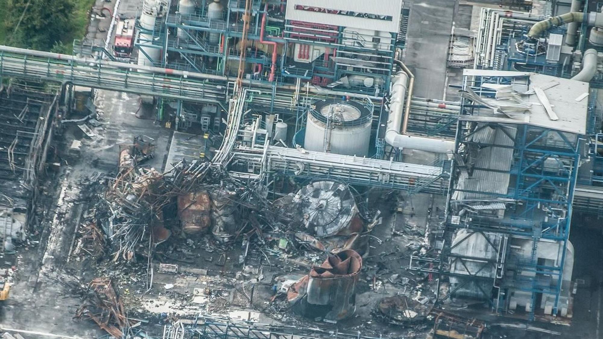 Luftbild des explodierten Tanklagers neben der Sondermüllverbrennungsanlage im Entsorgungszentrum Leverkusen