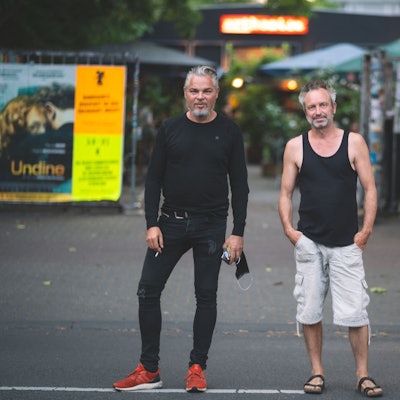 Stefan Bohne und Bernd Rehse stehen vor den Toren ihres Clubs Artheater.