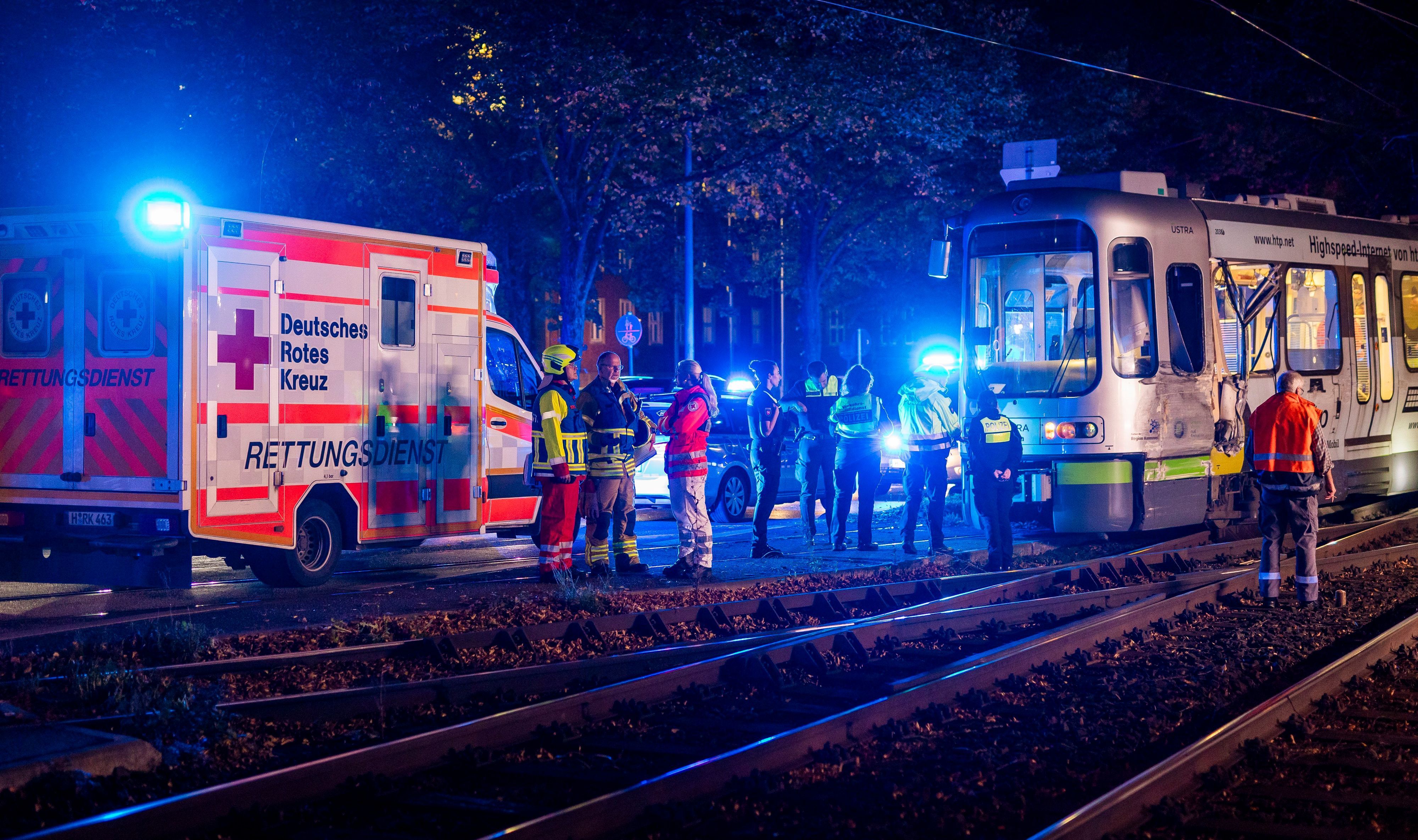 Einsatzkräfte von Polizei, Feuerwehr, Rettungsdienst und Üstra Hannoversche Verkehrsbetriebe sind im Einsatz, nachdem zwei Straßenbahnen kollidiert sind. Mindestens 20 Menschen wurden verletzt.