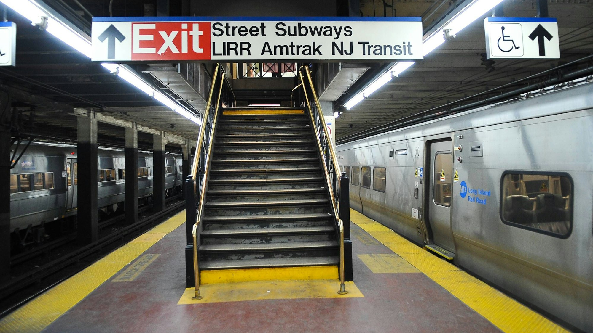Ein Zug des Unternehmens New Jersey Transit steht in einem Bahnhof. Eine Schimpftirade einer Amerikanerin gegen deutsche Touristen in einem der Züge des Unternehmens hat nun Konsequenzen. (Symbolbild)