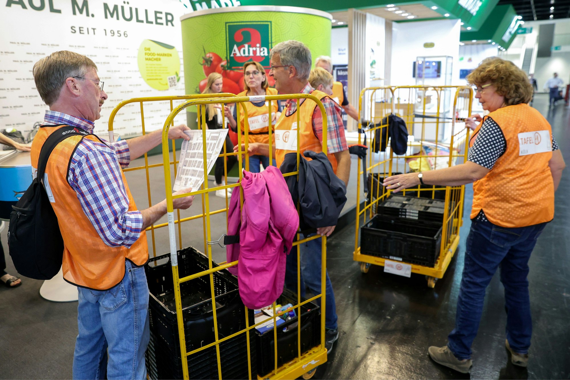 Freiwillige Helfer der Kölner Tafel im Einsatz.