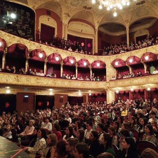 Das Theater in Czernowitz ist ausverkauft, viele Menschen schauen in Richtung der Bühne.
