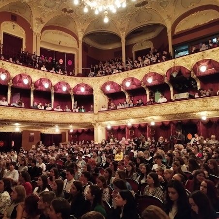 Das Theater in Czernowitz ist ausverkauft, viele Menschen schauen in Richtung der Bühne.