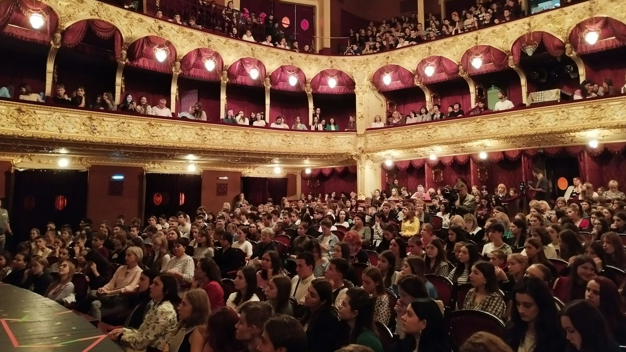 Das Theater in Czernowitz ist ausverkauft, viele Menschen schauen in Richtung der Bühne.
