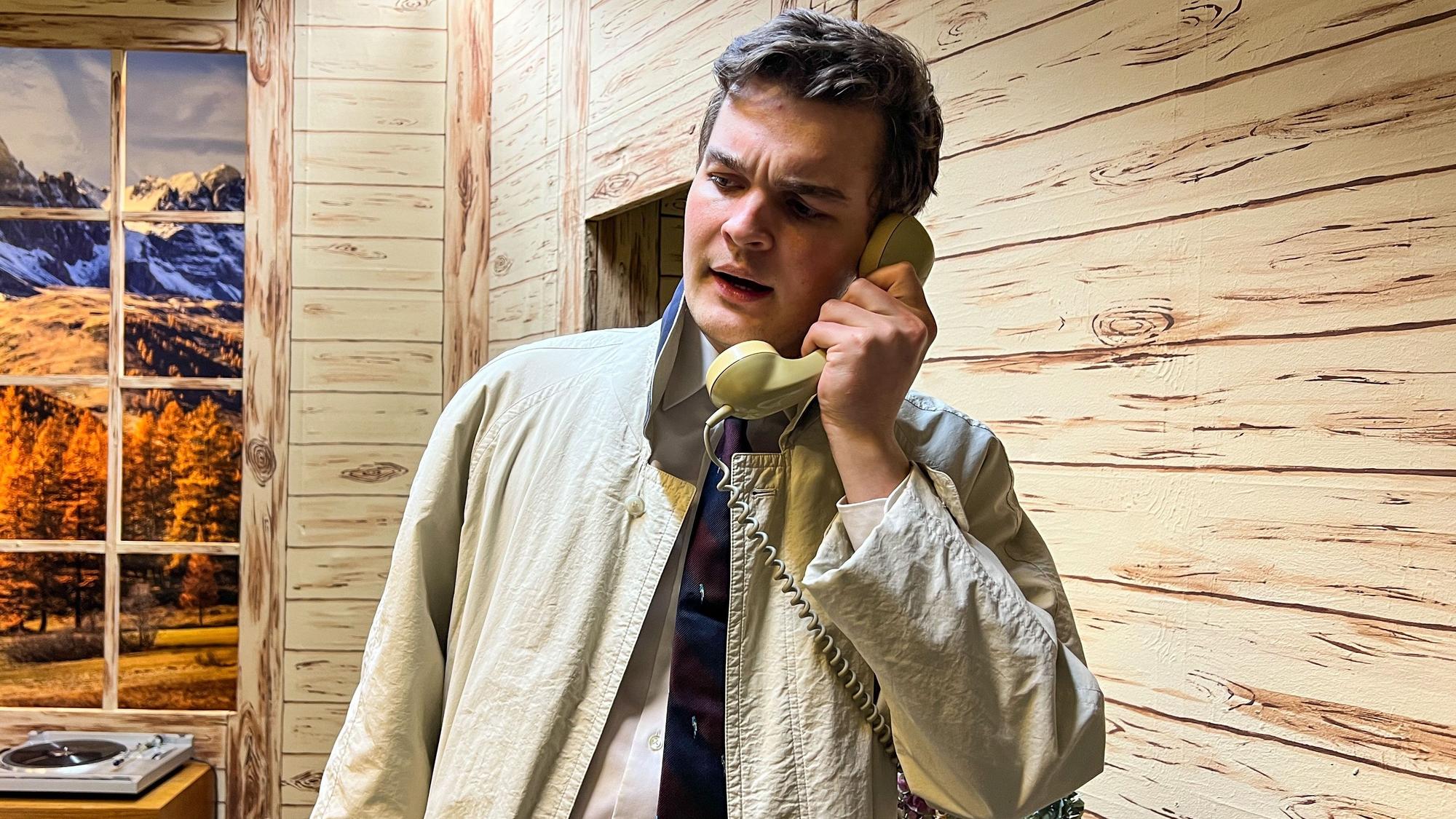 Der Kommissar telefoniert.