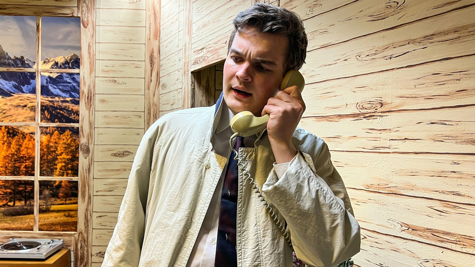 Der Kommissar telefoniert.