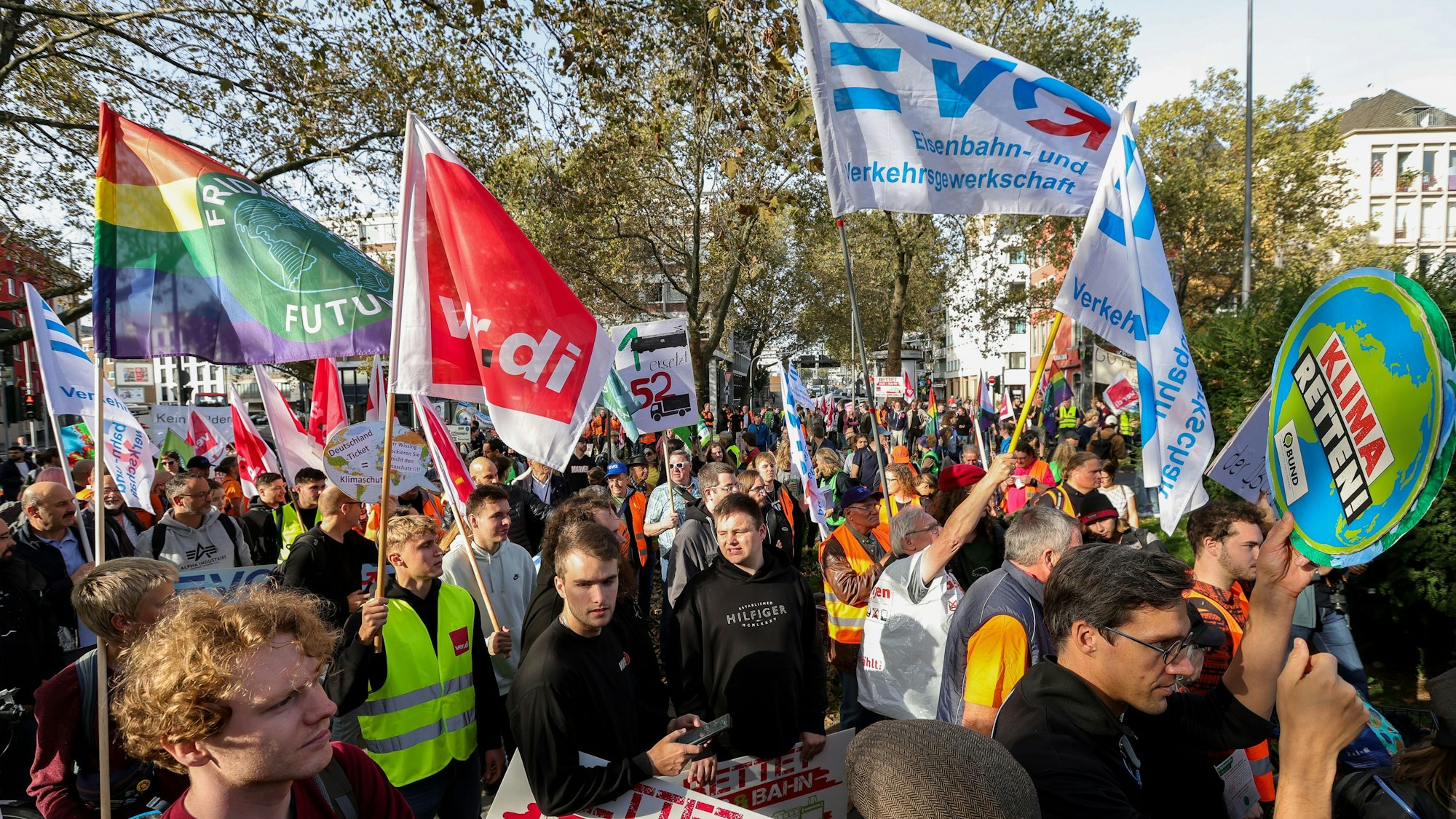 Viele Protestierende kamen mit Fahnen auf den Kölner Heumarkt.