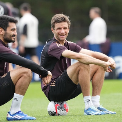 Ilkay Gündogan und Thomas Müller haben Spaß beim Training mit der deutschen Nationalmannschaft.