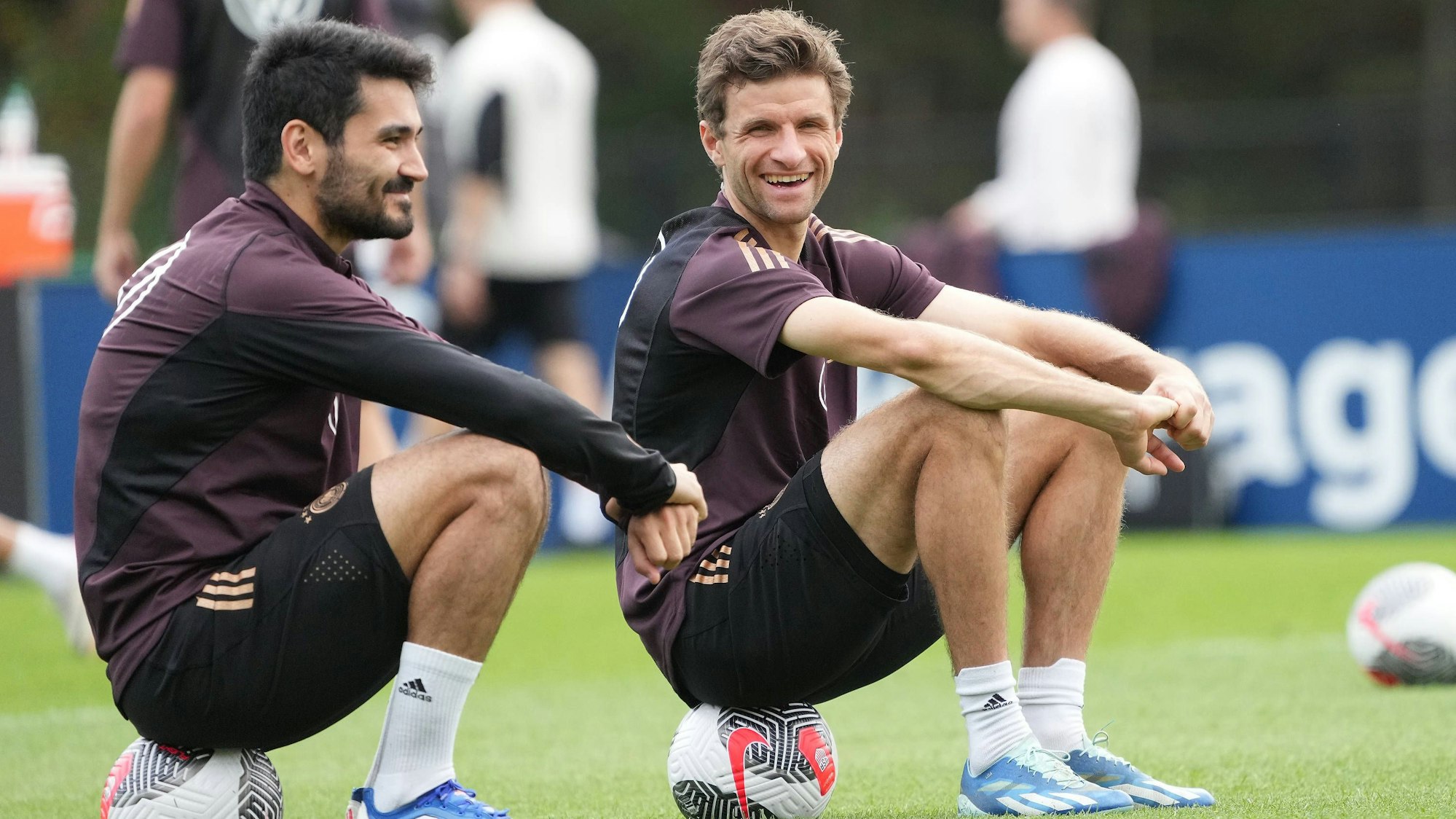Ilkay Gündogan und Thomas Müller haben Spaß beim Training mit der deutschen Nationalmannschaft.