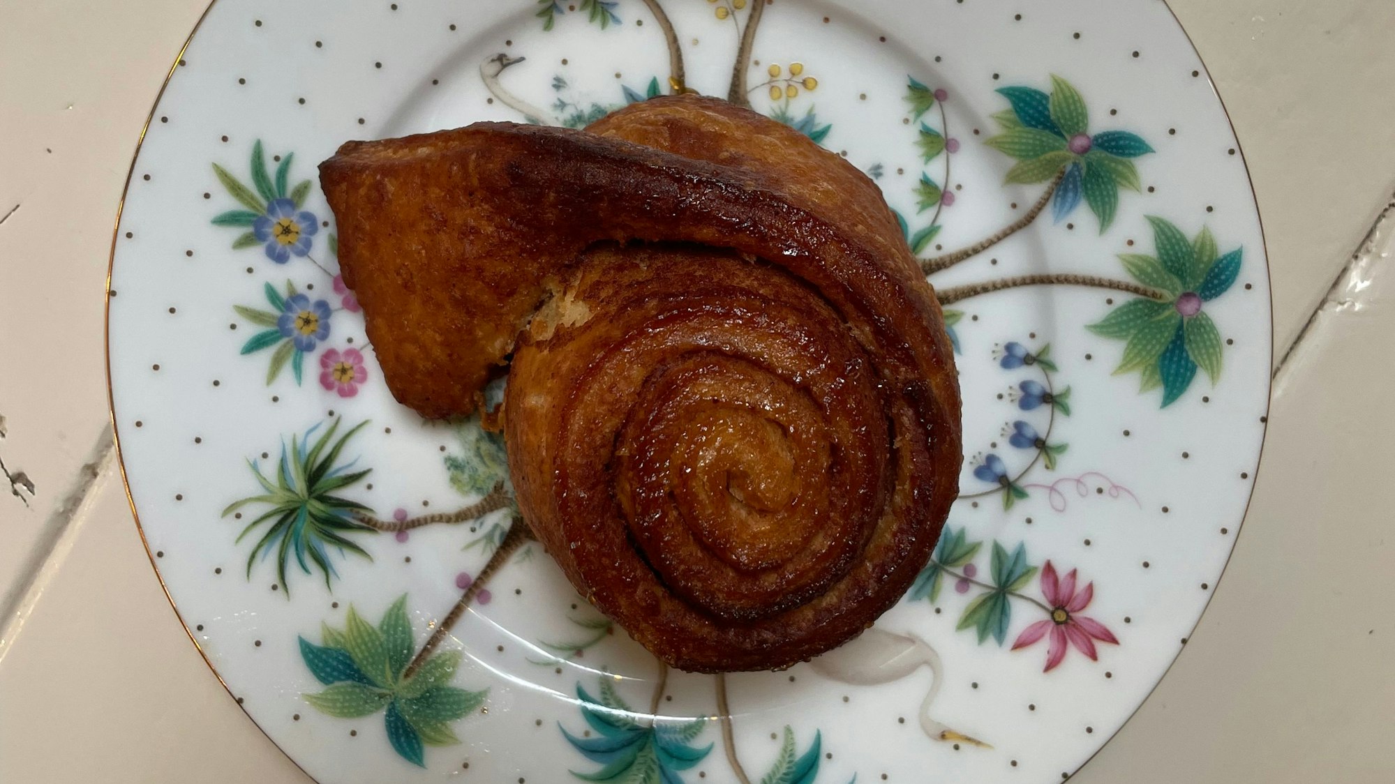Glutenfreie Zimtschnecke bei Patisserie Isabella in Köln.