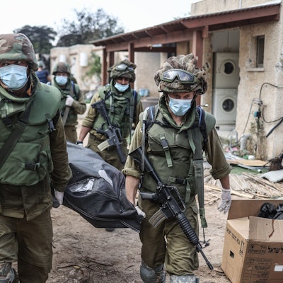 Israelische Streitkräfte bergen die Leichen israelischer Bewohner aus einem zerstörten Haus. Nach dem verheerenden Hamas-Terrorangriff auf israelische Ortschaften hat Israels Armee die Grenze nach eigenen Angaben wieder unter Kontrolle gebracht.