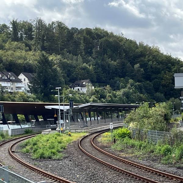 Blick auf den menschenleeren Bahnhof in Gummersbach, der schon seit Monaten nicht von Zügen der Regionalbahn 25 bedient wird.