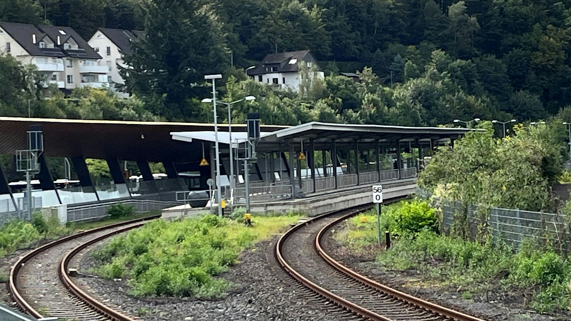Blick auf den menschenleeren Bahnhof in Gummersbach, der schon seit Monaten nicht von Zügen der Regionalbahn 25 bedient wird.